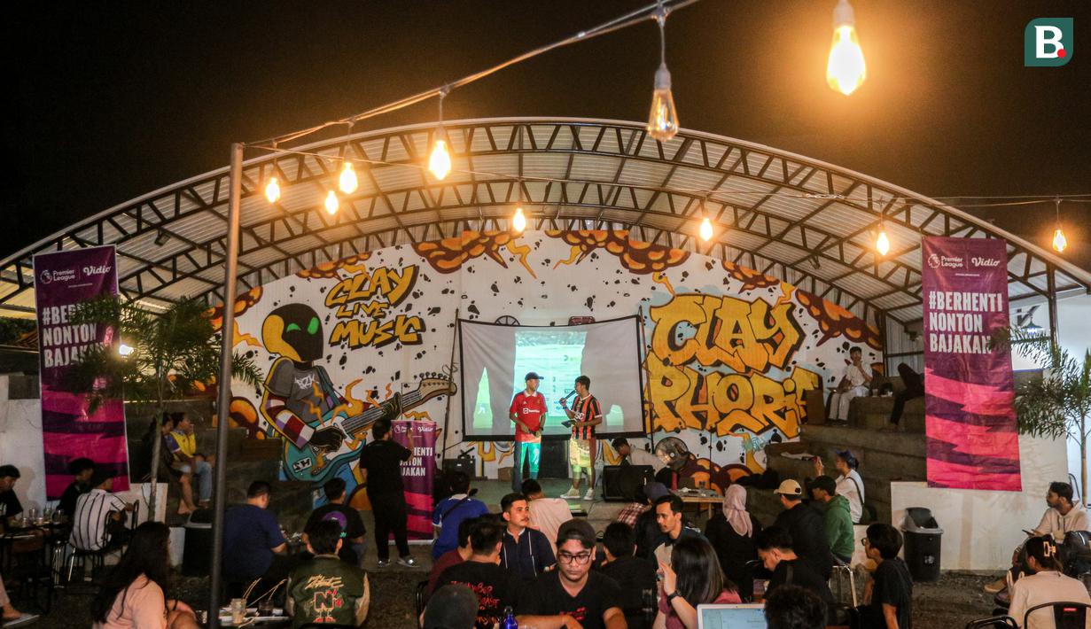 Suasana Roaring Night Liga Inggris antara Chelsea melawan Manchester United yang berlangsung di Clay Coffee, Jatinegara, Jakarta Timur, Jumat (05/04/2024) dini hari WIB. (Bola.com/Bagaskara Lazuardi)