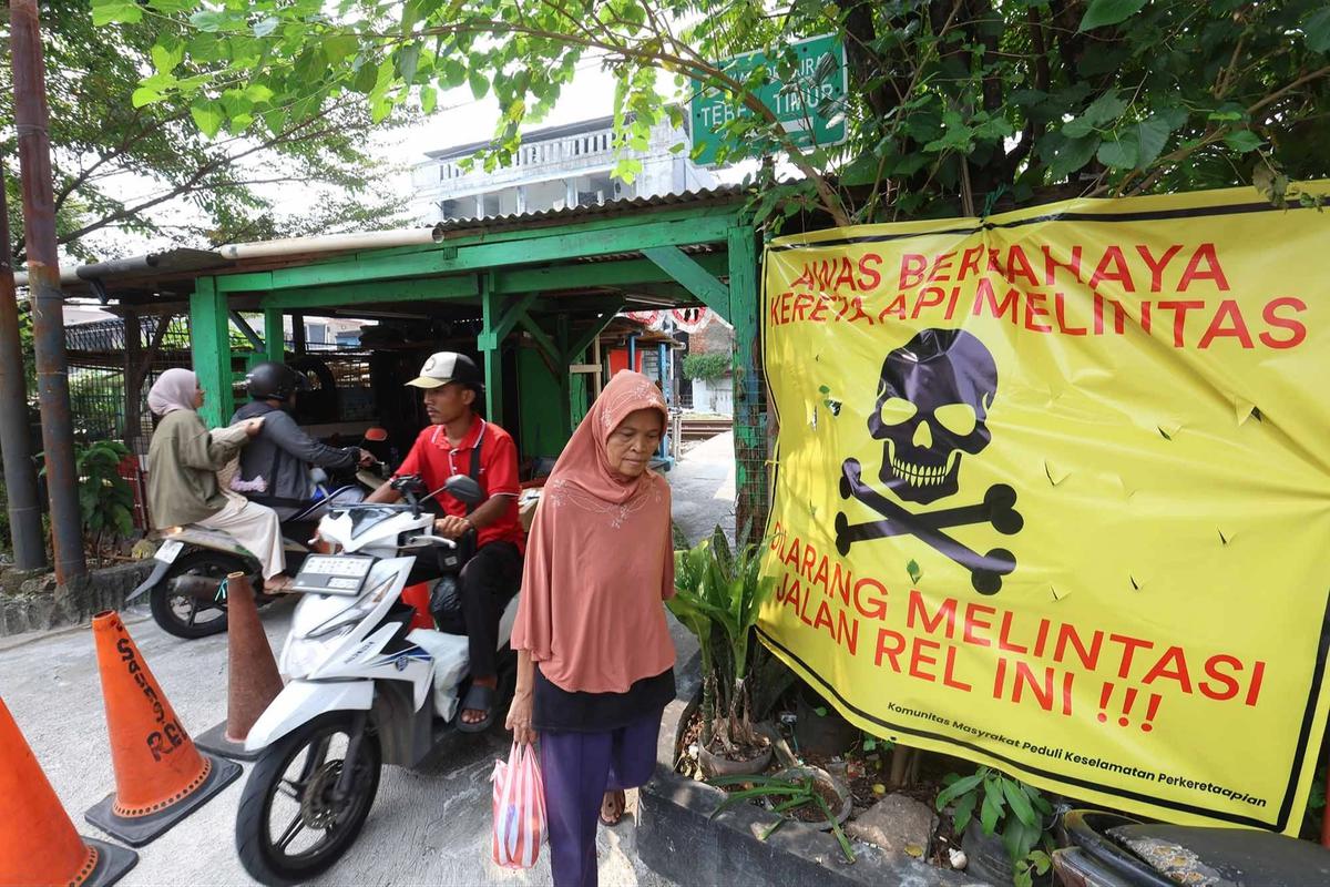 FOTO: Perlintasan Liar Tebet Ditutup Demi Keselamatan Warga