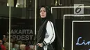 Model membawakan busana rancangan Lina Sukijo saat Jakarta Modest Fashion Week di Gandaria City, Jakarta, Minggu (29/7). (Liputan6.com/Herman Zakharia)