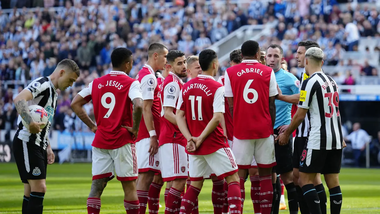 Arsenal menang 2-0 atas Newcastle United.