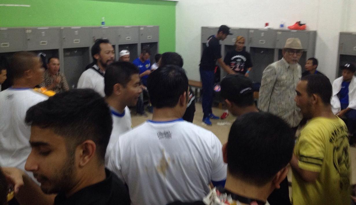 Suasana ruang ganti Persib saat merayakan gelar juara Piala Presiden 2015 di Stadion Utama Gelora Bung Karno, Jakarta, Minggu (18/10/2015). (Bola.com/Tengku Sufiyanto)