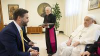 Paus Fransiskus saat menerima Wakil Presiden Amerika Serikat JD Vance di Vatikan, Minggu (20/5/2025). (Dok. Vatican Media via AP, HO)