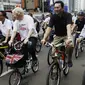 Presiden Joko Widodo (kedua kiri) didampingi Gubernur DKI Jakarta Basuki Tjahaja Purnama (kanan) bersepeda dengan Wali Kota London Boris Johnson (kedua kanan) dan Dubes Inggris untuk Indonesia Moazzam Malik. (Antara Foto)