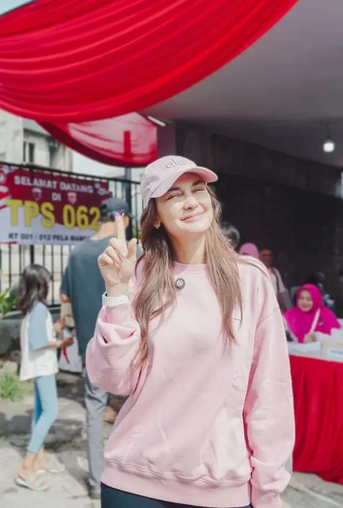 6 Model Rambut Panjang Bergelombang ala Luna Maya, Simpel Tapi Classy