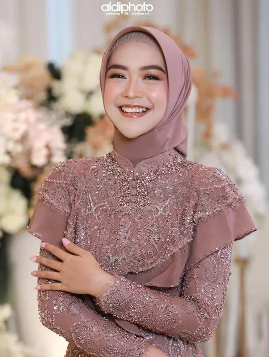 Di momen sungkeman jelang siraman, Ria Ricis terlihat begitu memesona mengenakan kebaya berwarna pink keunguan. (Instagram/aldiphoto).