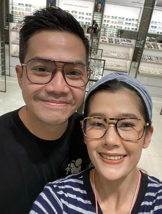 Arie dan Ardina selalu hidup harmonis. Keduanya selalu jauh dari kabar miring. Udah punya dua anak, namun tetap mesra dong. (Instagram.com/ardinarasti6)