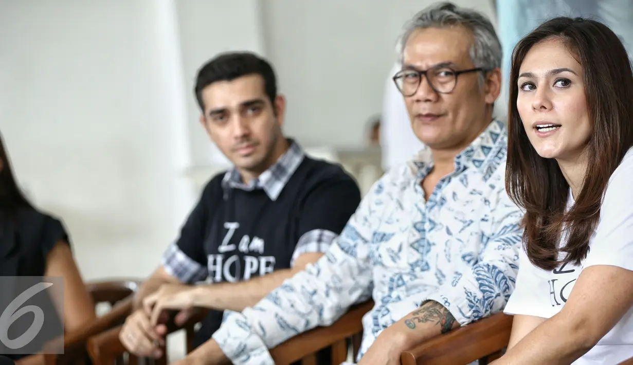 Wulan Guritno memberikan keterangan kepada awak media usai bertemu Gubernur DKI Jakarta Basuki Tjahaja Purnama di Balaikota, Jakarta, Jumat (19/2/2016). I am Hope merupakan film yang mengupas tentang penderita Kanker. (Liputan6.com/Faizal Fanani)