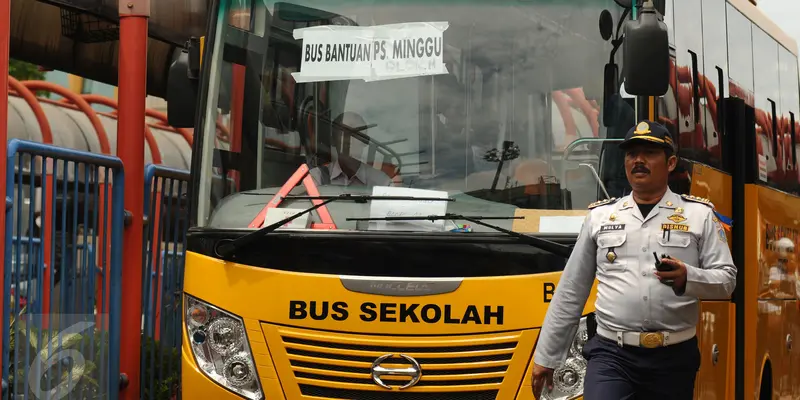 20151221-Metromini Mogok, Bus Sekolah Dikerahkan Untuk Angkut Penumpang-Jakarta