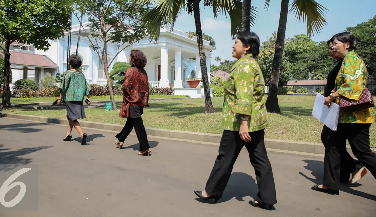 Sembilan Srikandi Tim Pansel Capim KPK saat tiba di Istana Merdeka, Jakarta (1/9/2015). Kedatangan tim Pansel KPK untuk menyerahkan delapan nama hasil seleksi capim KPK kepada Presiden Joko Widodo. (Liputan6.com/Faizal Fanani)