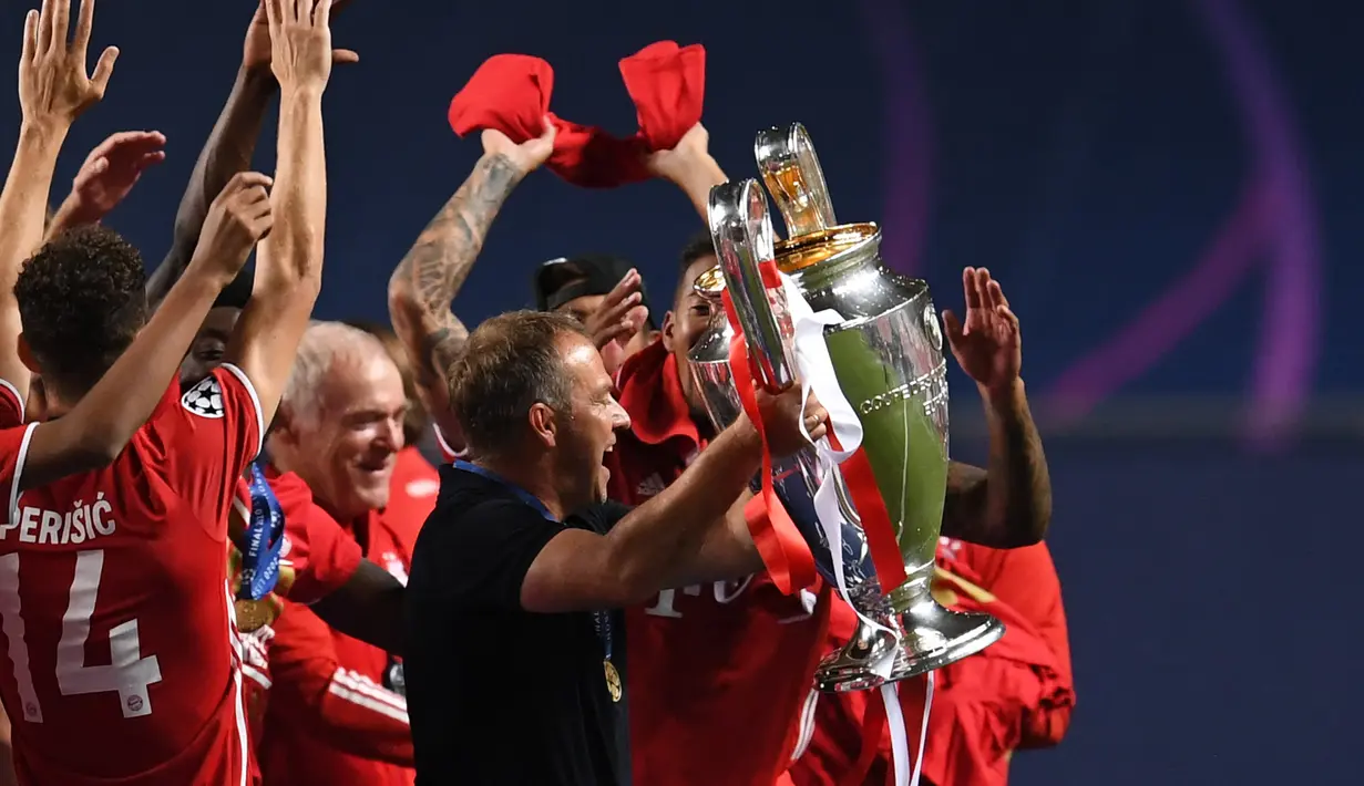 Hans-Dieter Flick. Ia merupakan asisten Niko Kovac yang akhirnya menjadi pelatih utama Bayern Munchen usai Niko Kovac dipecat pada tengah musim 2019/2020. Ia langsung mempersembahkan trofi Liga Champions usai menang 1-0 atas PSG dalam partai final di Luz Stadium, 23 Agustus 2020. (AFP/David Ramos)