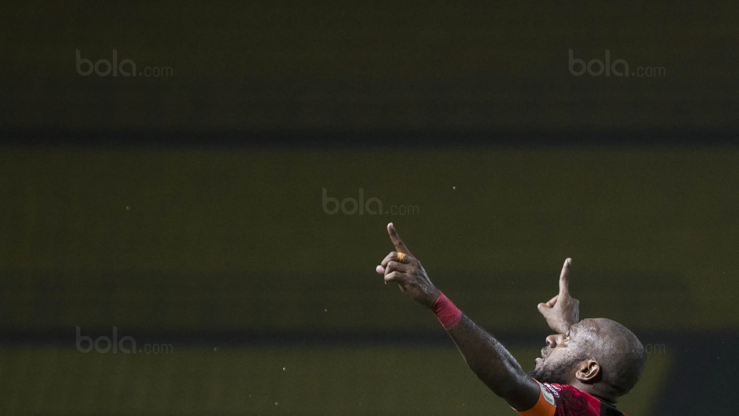 Gelandang Persipura, Boaz Solossa, merayakan gol yang dicetak Ian Louis Kabes ke gawang Bhayangkara FC pada laga Liga 1 Indonesia di Stadion Patriot, Bekasi, Sabtu (9/9/2017). Bhayangkara FC menang 2-1 atas Persipura. (Bola.com/Vitalis Yogi Trisna)