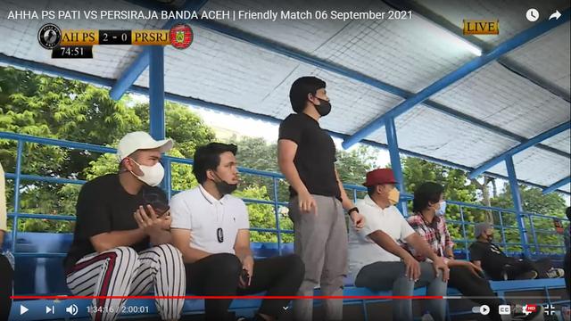 Ekspresi Chairman AHHA PS Pati FC, Putra Siregar (kiri) dan Atta Halilintar (berdiri) ketika ketika menyaksikan keributan Zulham Zamrun dengan winger Persiraja, Defri Rizki.