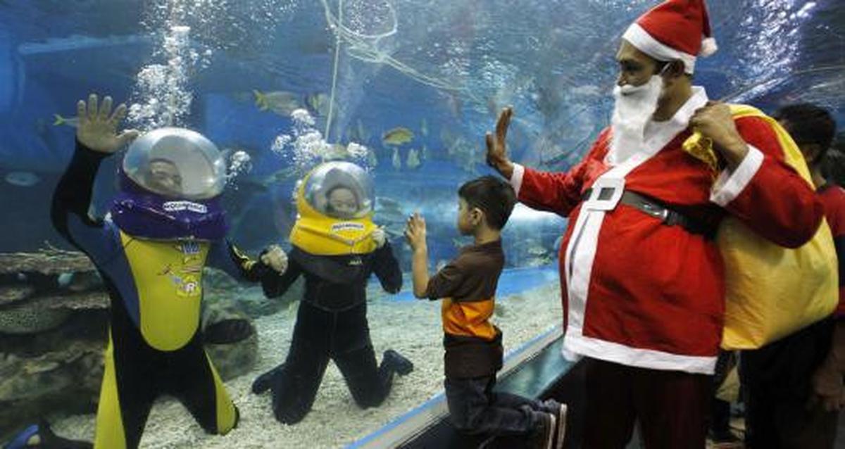 'Putri Duyung' dan 'Santa Claus' hibur anak-anak