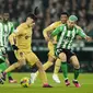 Pemain Barcelona Pedri, tengah, ditantang oleh pemain Betis Aitor Ruibal, kanan, dan pemain Betis Luiz Felipe selama pertandingan sepak bola La Liga Spanyol antara Real Betis dan Barcelona di stadion Benito Villamarin di Seville, Spanyol, Rabu, 1 Februari 2023. (Foto AP/Jose Breton)