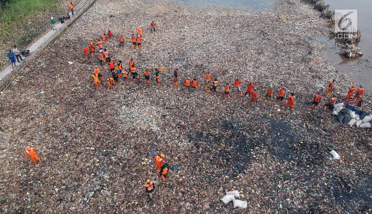 Petugas Suku Dinas Lingkungan Hidup membersihkan sampah plastik yang menumpuk di Kawasan Hutan Mangrove Ecomarine Muara Angke, Jakarta, Minggu (18/3). Pembersihan sampah di kawasan ini ditargetkan selesai dalam waktu 1 minggu. (Liputan6.com/Arya Manggala)
