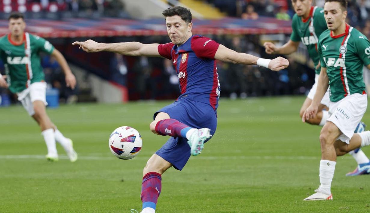 Pemain Barcelona, Robert Lewandowski, melepaskan tendangan saat melawan Alaves pada laga pekan ke-13 La Liga 2023/2024 di Estadi Olímpic Lluís Companys, Minggu (12/11/2023). Barcelona sukses melakukan comeback 2-1 saat melawan Alaves. (AP Photo/Joan Monfort)