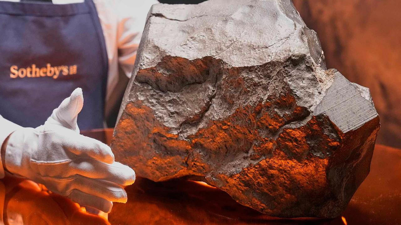 FOTO: Penampakan Batu Dari Planet Mart Mars yang Terjual Rp107 Miliar