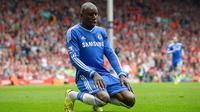 8. Demba Ba - Kepergian Drogba dan mandulnya Torres membuat manajemen Chelsea mendatangkan dirinya ke Stamford Bridge. Mantan bomber Newcastle ini hanya menjadi penghias bangku cadangan The Blues. (AFP/Andrew Yates)