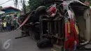 Bus Trans Semarang bernomor polisi H 1738 FG menabrak pangkalan ojek di Jalan Sultan Agung, Semarang, Minggu (17/7). Akibat kejadian tersebut, sedikitnya 23 orang mengalami luka-luka. (Liputan6.com/Gholib)