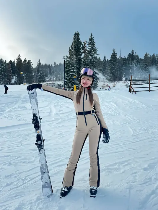 Olahraga yang hanya bisa dilakukan satu tahun sekali di alam, yaitu bermain ski salju di Lake Tahoe, California ini menjadi salah satu tujuan banyak selebriti Indonesia. Di tempat ini Wilo menikmati serunya bermain ski dengan gayanya yang menawan. (Liputan6.com/IG/@natashawilona12)