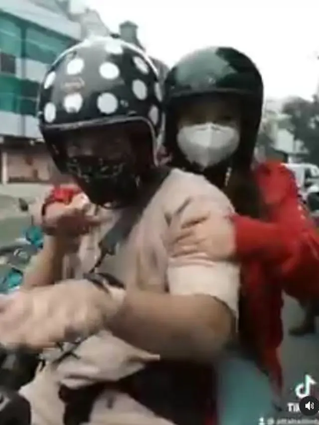 6 Potret Aurel Hermansyah dan Atta Halilintar Kencan Naik Motor, Romantis