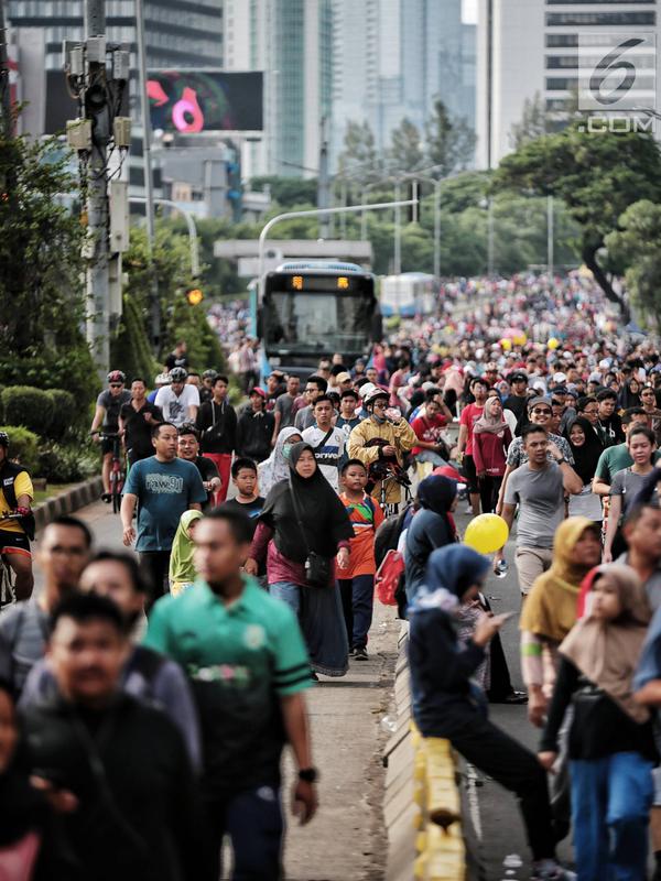 Warga beraktifitas ketika pelaksanaan Car Free Day (CFD) di Bundaran HI Jakarta, Minggu (30/12). Pelaksanaan CFD yang telah berlangsung selama 16 tahun itu untuk mengurangi tingkat polusi di Ibu Kota. (Liputan6.com/Faizal Fanani)