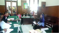 WD korban (kerudung biru) sedang memberikan kesaksian dihadapan Majelis Hakim. (suarasurabaya.net)