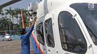 Polisi memeriksa helikopter Bell 429/P-3203 di Hanggar 3 Ditpoludara Korpolairud Polri, Pondok Cabe, Tangerang Selatan, Banten, Rabu (11/9/2019). Penambahan helikopter tersebut untuk mendukung tugas-tugas operasional Polri. (Liputan6.com/Herman Zakharia)