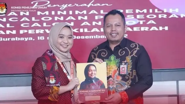 Kondang Kusumaning Ayu saat menyerahkan syarat dukungan minimal DPD ke KPU Jatim. (Foto: KPU Jatim)