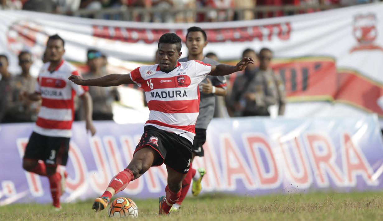 Gelandang serang Madura United, Engelbert Sani, berhasil melewati hadangan pemain Persiba Balikpapan pada laga uji coba di Stadion Ahmad Yani, Sumenep, Sabtu (20/2/2016).  (Bola.com/Vitalis Yogi Trisna)