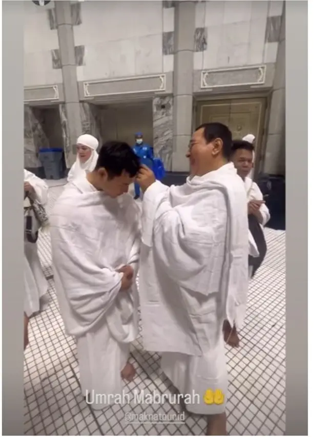 6 Momen Tommy Soeharto Potong Rambut Darma Mangkuluhur saat Umrah, Penuh Kehangatan