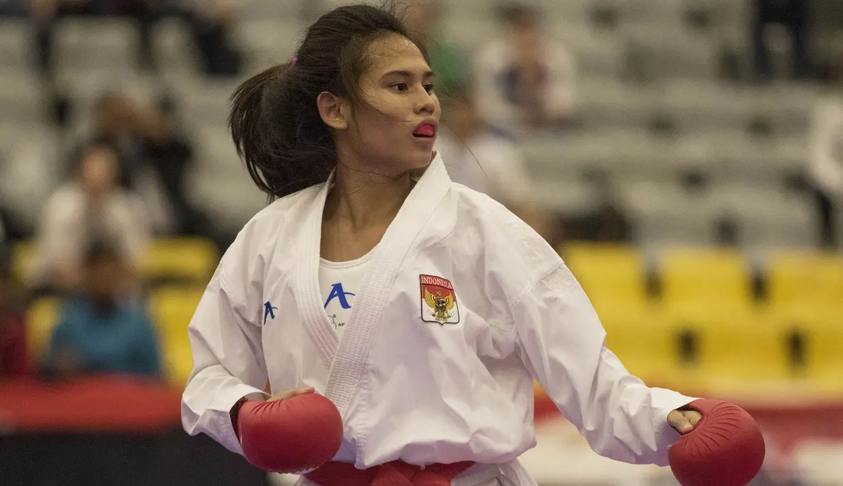 Karateka junior Indonesia, Ceyco Georgia Zefanya bersiap tampil pada partai final nomor Junior Kumite 59+ kg pada Kejuaraan Dunia Karate Junior, Cadet dan U-21 di ICE BSD, Tangerang, Jumat (13/11/2015). (Bola.com/Vitalis Yogi Trisna) 