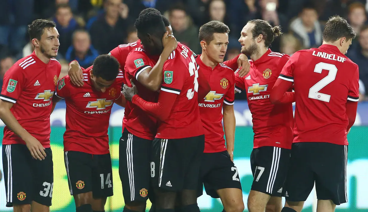 Para pemain Manchester United merayakan gol yang dicetak oleh Jesse Lingard ke gawang Swansea City pada laga Piala Liga Inggris di Stadion Liberty, Swansea, Selasa (24/10/2017). Manchester United menang 2-0 atas Swansea City. (AFP/Geoff Caddick)