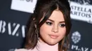 Selena Gomez, sudah cukup lama kisah hidupnya tak tersorot media. Terlebih soal cerita cintanya bareng sang kekasih, The Weeknd. Namun kabar terbaru datang mengenai penampilan Selena. (AFP/Angela Weiss)