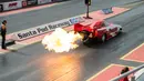 Knalpot mobil balap jet mengeluarkan api (backfire) saat beraksi dalam The Fast Show yang digelar di Santa Pod Raceway dekat Wellingborough, Inggris (2/4). (AFP/Oli Scarff)