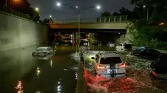 Sejumlah mobil terjebak banjir yang merendam jalanan di Brooklyn, New York, Amerika Serikat, Kamis (2/9/2021). Banjir bandang terjadi di sejumlah titik di pusat kota New York setelah hujan lebat yang dipicu Badai Ida mengguyur kota tersebut. (AFP/Ed Jones)