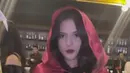 Marsha Aruan tampil menawan dalam balutan kostum karakter Gadis Kerudung Merah. Lipstik merah serupa dengan kostum yang dikenakan membuat penampilannya semakin memukau. 
 [Instagram/azizahsalsha_]