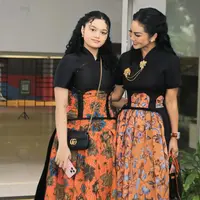 Krisdayanti dan Amora saat Hadir Wisuda Kellen. [@krisdayantilemos]