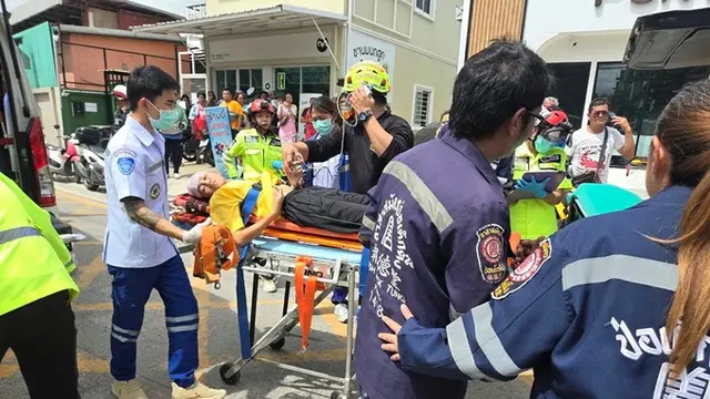 Seorang korban luka dibawa menggunakan tandu setelah penembakan di sebuah sekolah di Provinsi Nonthaburi, Thailand, Jumat (7/8/2026).