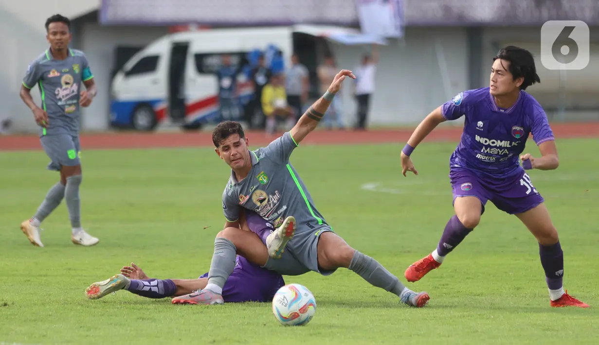 Bermain di markas Persita Tangerang, Bajul Ijo selamat dari kekalahan setelah Paulo Henrique mencetak gol penyeimbang di menit ke-76. (Bola.com/M Iqbal Ichsan)