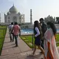 Turis mengunjungi Taj Mahal setelah dibuka kembali untuk pengunjung menyusul pelonggaran pembatasan virus corona Covid-19 di Agra, Inida, Rabu (16/6/2021). Taj Mahal ditutup untuk umum pada awal April 2021 ketika India memberlakukan tindakan penguncian ketat. (Money SHARMA/AFP)