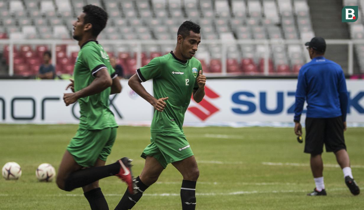Pemain Timor Leste, Nidio Ricardo, berlari saat latihan di SUGBK, Jakarta, Senin (12/11). Latihan ini persiapan jelang laga Piala AFF 2018 melawan Timnas Indonesia. (Bola.com/Vitalis Yogi Trisna)