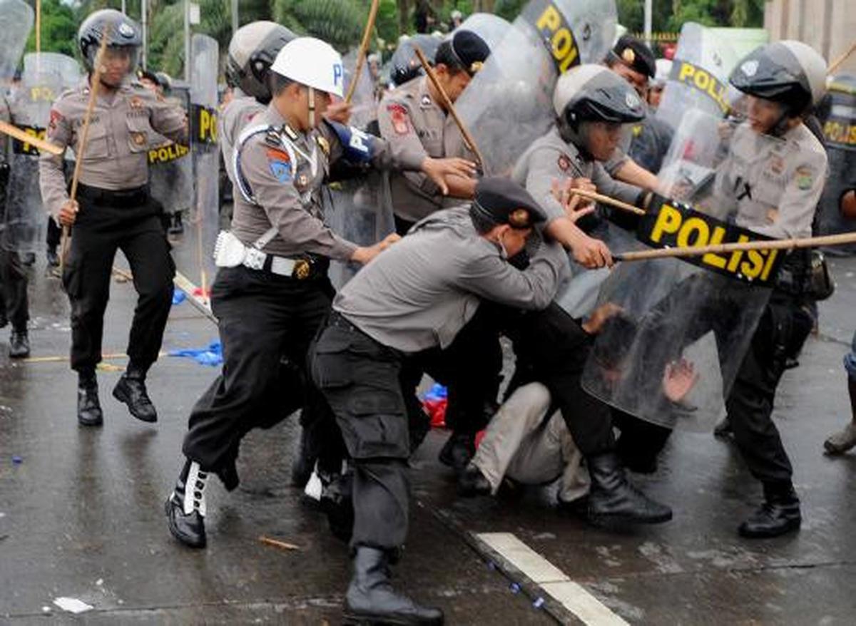 Bentrok demonstran vs polisi di DPR