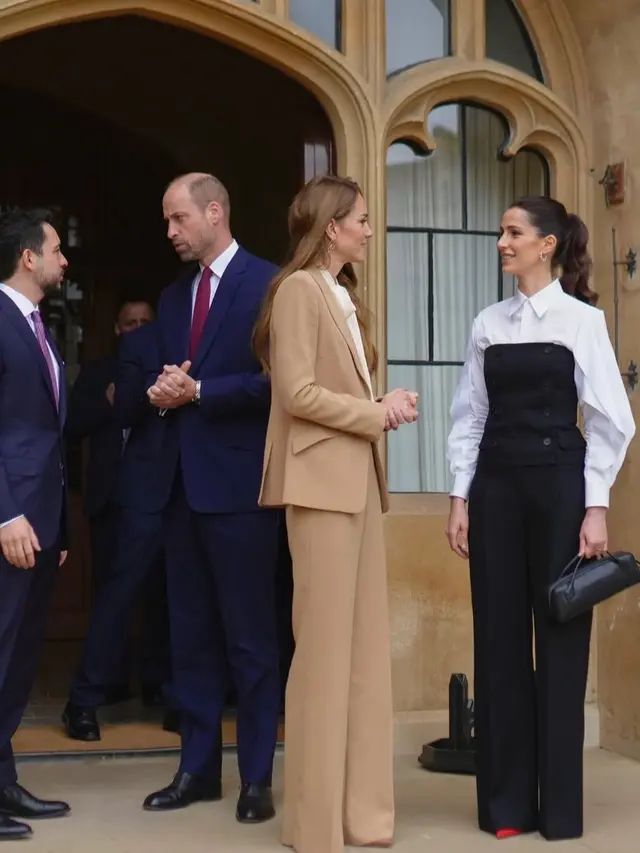 Kate Middleton saat bertemu Putri Rajwa. [@alhusseinjo]