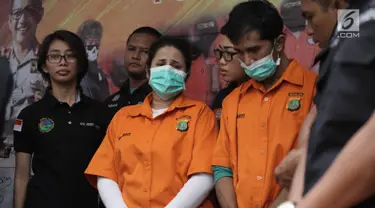 Artis yang juga putri bungsu ratu dangdut Elvy Sukaesih, Dhawiya Zaida bersama kakaknya Syehan dihadirkan polisi saat rilis pengungkapan kasus narkoba di Polda Metro Jaya, Jakarta, Sabtu (17/2). (Liputan6.com/Arya Manggala)