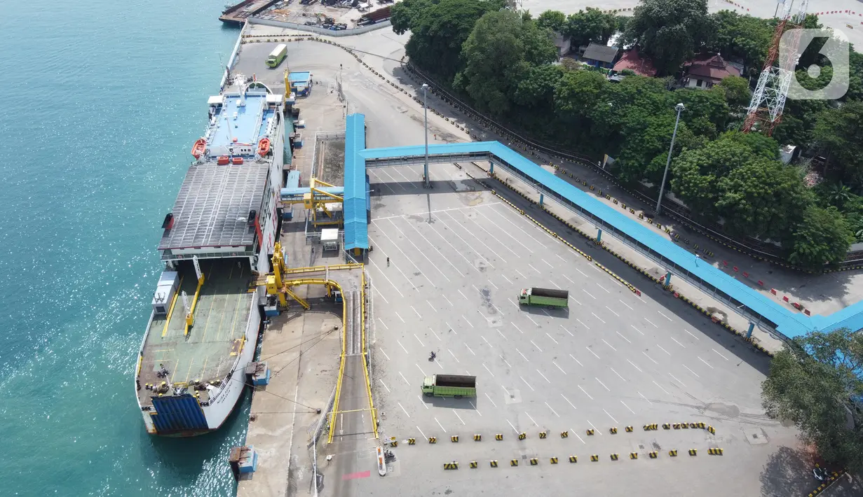Sejumlah truk yang akan menyeberang menunggu masuk kapal ferry di Pelabuhan Merak, Banten, Senin (18/5/2020). Akibat larangan mudik dan pemberlakuan PSBB aktivitas di Pelabuhan Merak makin sepi dan hanya melayani penyeberangan truk pengangkut barang kebutuhan pokok. (Liputan6.com/Angga Yuniar)