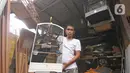 Perajin menunjukkan sangkar burung di YR Sangkar, Cimanggis, Depok, Jawa Barat, Rabu (17/3/2021). Perajin mengkatakan produksi sangkar burung yang dijual Rp 150 ribu hingga Rp 500 ribu per sangkar alami peningkatan penjualan 50 persen selama pandemi COVID-19. (Liputan6.com/Herman Zakharia)