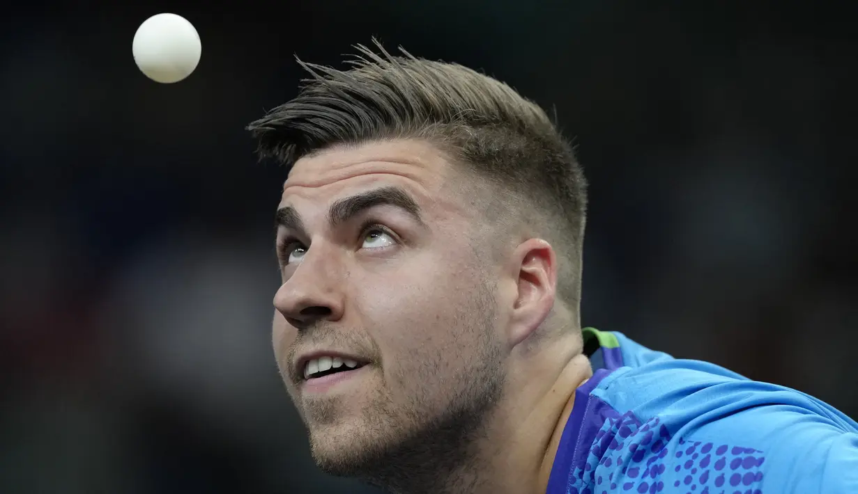 Petenis meja Slovenia Darko Jorgic bermain melawan Izaac Quek dari Singapura pada pertandingan tenis meja babak 64 besar tunggal putra Olimpiade Paris 2024 di South Paris Arena, Minggu, 28 Juli 2024. (AP Photo/Petros Giannakouris)