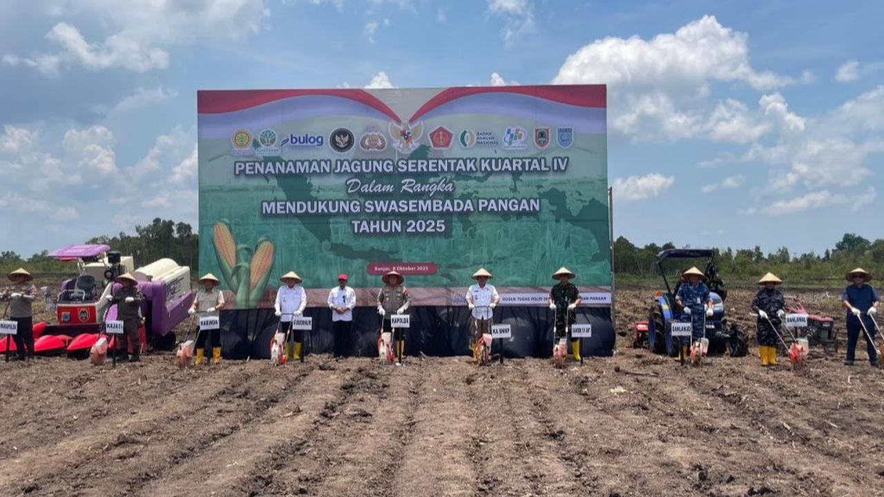 Gubernur Kalimantan Selatan, Muhidin melakukan tanam jagung serentak bersama Forkompida Kalsel