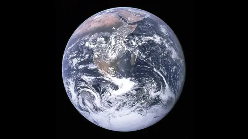 Foto Pertama Keseluruhan Bumi Diambil dari Luar Angkasa